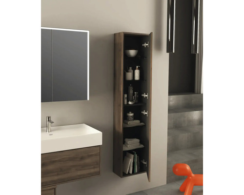 Badkamer met wastafelonderkast en open hoge kast voor het opbergen van badkamerartikelen