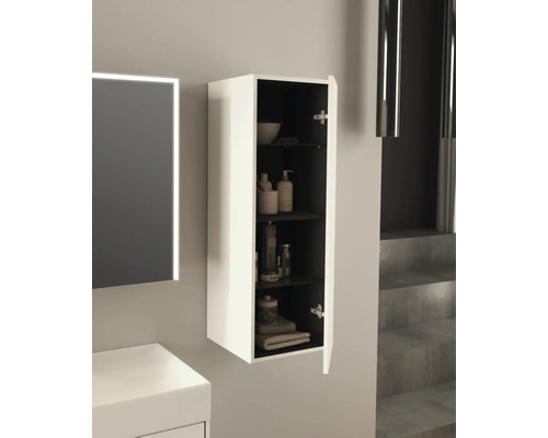 Badkamer met hangende spiegelkast met open deur en meerdere opbergplanken