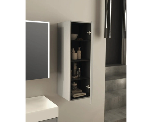 Badkamer scène met een open hangkast voor het opbergen van badkamerartikelen