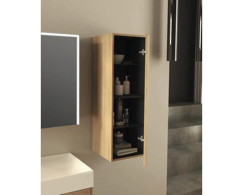 Badkamer met houten hangkast met open deur en diverse badkamerartikelen