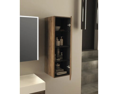 Badkamerscène met open hangende onderkast met planken