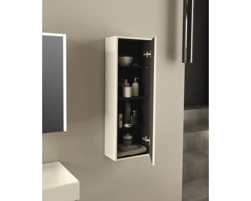 Open badkamerkast met planken voor het opbergen van badkamerbenodigdheden