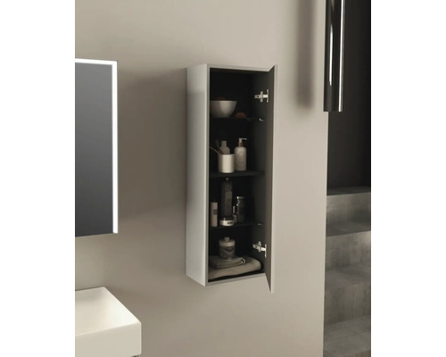 Badkamer met open hangkast voor het opbergen van badkamerartikelen