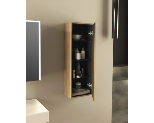 Open badkamer hangkast met planken voor het opbergen van badkamerartikelen