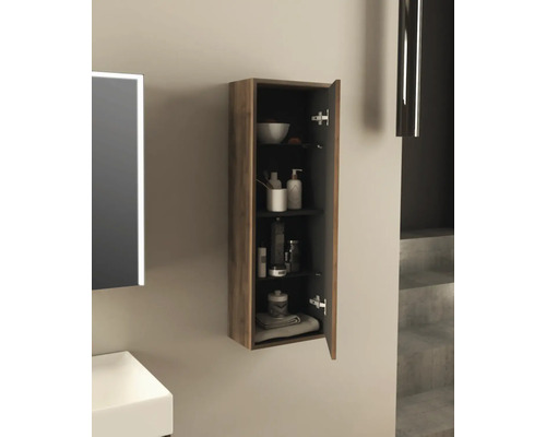 Open badkamerkast met houten structuur en meerdere planken voor het opbergen van badkamerartikelen