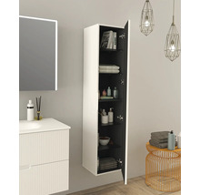 Badkamer met wastafel, spiegel met verlichting en open hangkast voor het opbergen van badkamerartikelen.