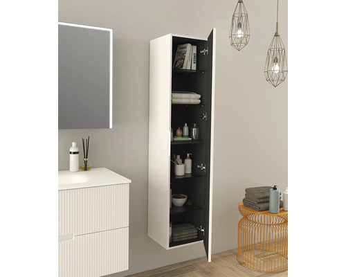 Badkamer met wastafel, spiegel met verlichting en open hangkast voor het opbergen van badkamerartikelen.