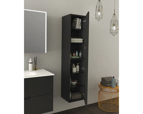 Badkamer met wastafel, spiegelkast en open hangkast voor opslag