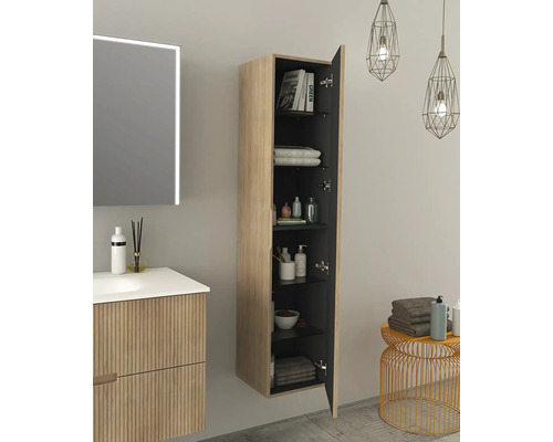 Badkamer met wastafelonderkast, spiegelkast en open hangkast