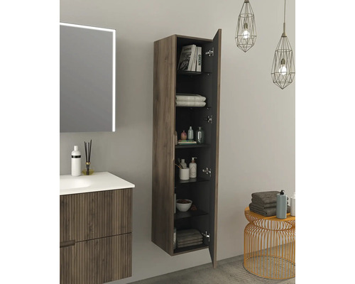 Badkamer met wastafel, spiegelkast en open hoge kast voor opslag