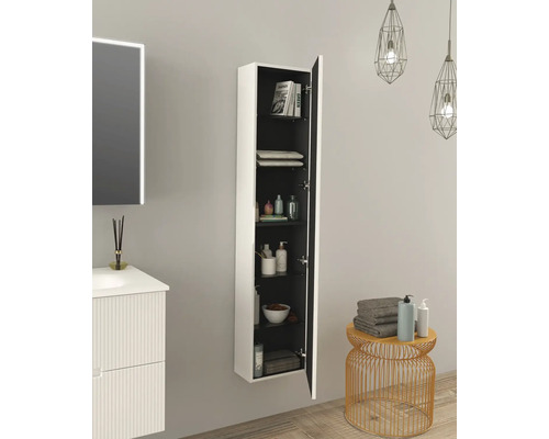 Badkamer scene met wastafelonderkast, spiegel, hangkast en bijzettafel met handdoeken en lotions.