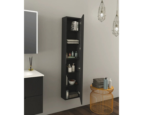 Badkameroverzicht met wastafel, spiegelkast en open hangkast met planken