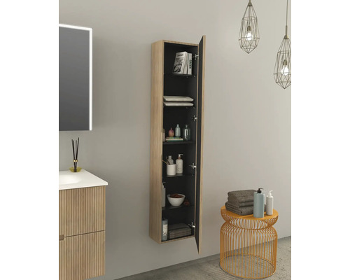 Badkamer met wastafel, spiegelkast en open hoge kast met planken