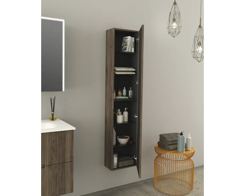 Badkamer met wastafelonderkast, spiegelkast en open hangkast met planken