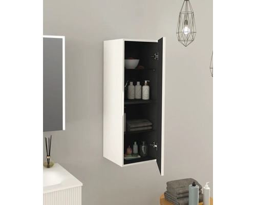 Badkamer met open, aan de wand gemonteerde hangkast voor het opbergen van badkamerbenodigdheden