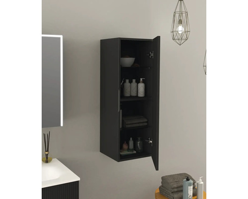 Open badkamerkast voor wandmontage met planken voor het opbergen van badkamerartikelen