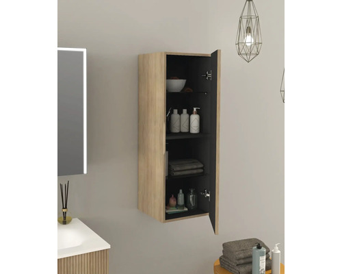 Badkamerscène met een open hangkast met planken voor het opbergen van badkamerartikelen.