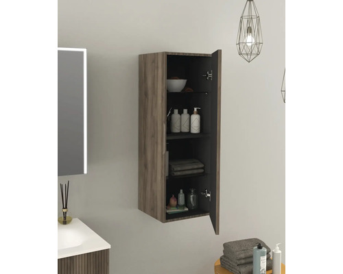 Badkamer met hangkast voor wandmontage en open deur voor het opbergen van badkamerartikelen