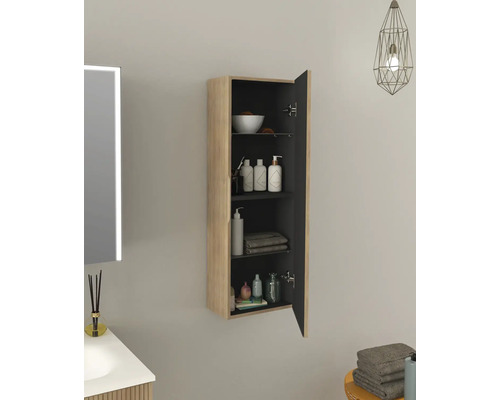 Badkamer met hangkast, open, voorzien van toiletartikelen en handdoeken