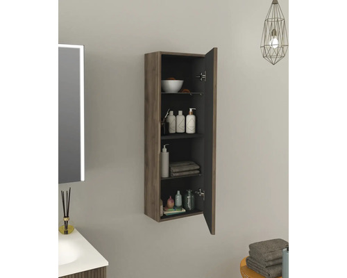 Open badkamerkast met planken voor het opbergen van badkamerartikelen