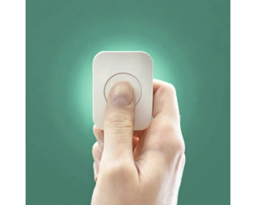 Hand bedient een lichtschakelaar