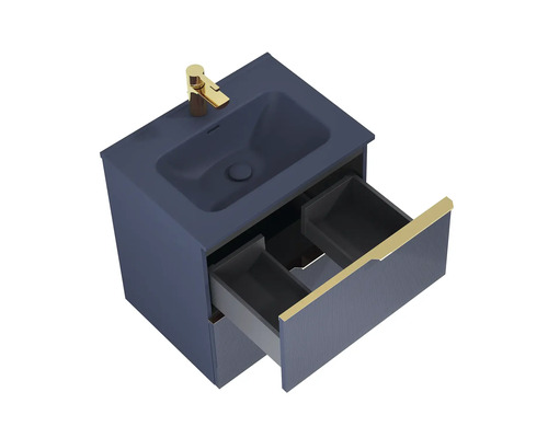 Wastafelonderkast met open lade en goudkleurige kraan