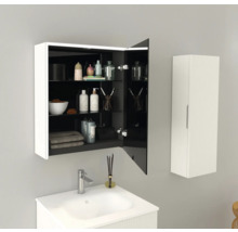 Badkamer met open spiegelkast, wastafel en hangkast voor een lichte en georganiseerde sfeer.