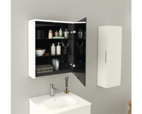 Badkamer met open spiegelkast, wastafel en hangkast voor een lichte en georganiseerde sfeer.