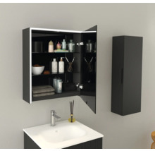 Badkamer met wastafel, spiegelkast en hangkast