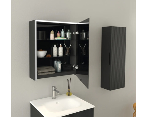 Badkamer met wastafel, spiegelkast en hangkast