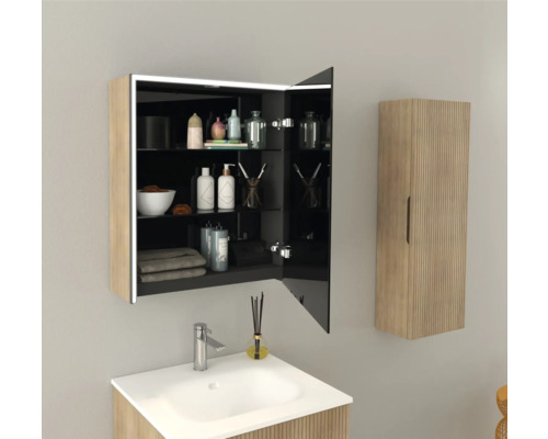 Badkamer met open spiegelkast, wastafel en hangkast