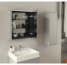 Badkamer met wastafelonderkast, wastafel, spiegelkast en hoge kast