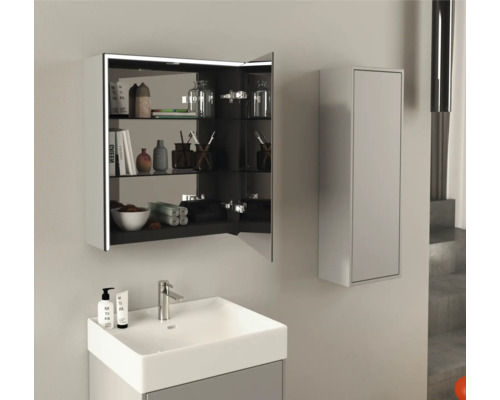 Badkamer met wastafelonderkast, wastafel, spiegelkast en hoge kast