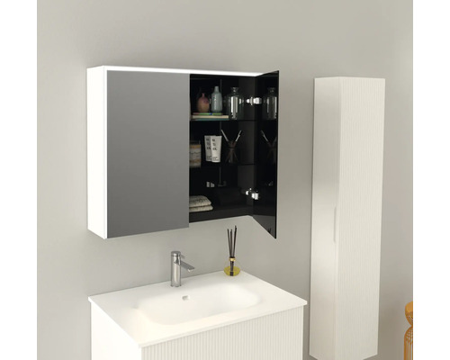 Moderne badkamerset met wastafel, spiegelkast en hoge kast