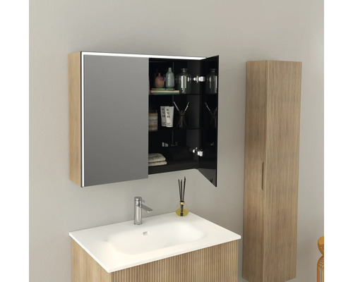 Badkamer met wastafel, spiegelkast en hoge kast