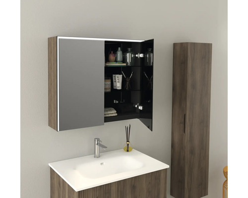 Moderne badkamer met wastafel, spiegelkast en hoge kast in houtlook.