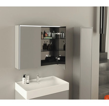 Badkamer met wastafel, spiegelkast en hoge kast