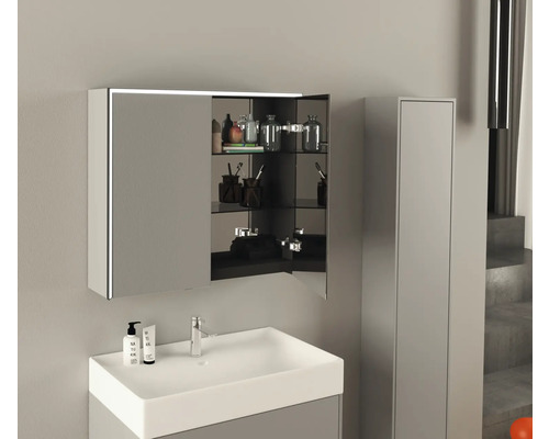 Badkamer met wastafel, spiegelkast en hoge kast