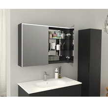 Badkamer met wastafel, spiegelkast met verlichting en hoge kast