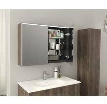 Badkamer met wastafel, spiegelkast met verlichting en hoge kast in houtlook