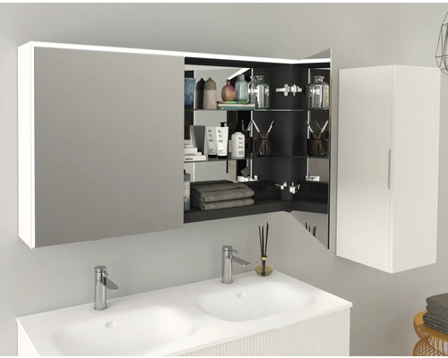 Badkamer met wastafel, spiegel en kast