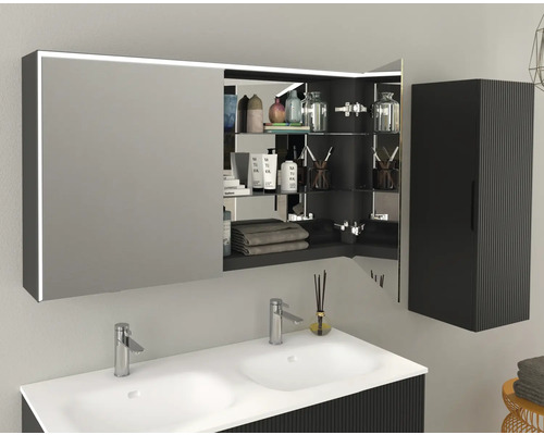 Badkamer met dubbele wastafel, spiegelkast met verlichting en hangkast