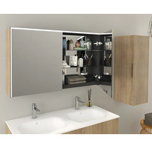 Badkamer met dubbele wastafel, spiegelkast en hoge kast in houtlook
