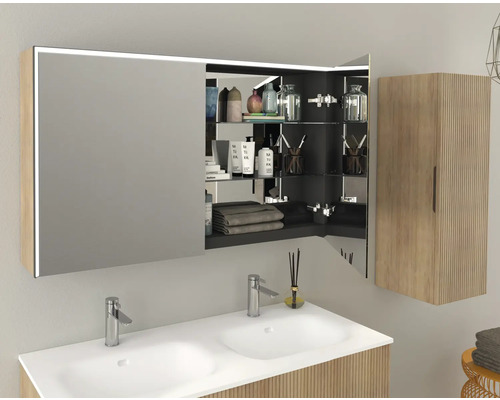 Badkamer met dubbele wastafel, spiegelkast en hoge kast in houtlook