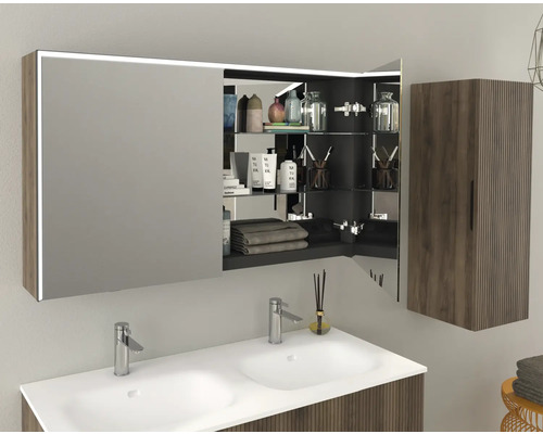 Badkamer met dubbele wastafel, spiegelkast met verlichting en hangkast