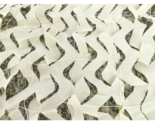 Camouflagenet met uitsparingen op een net