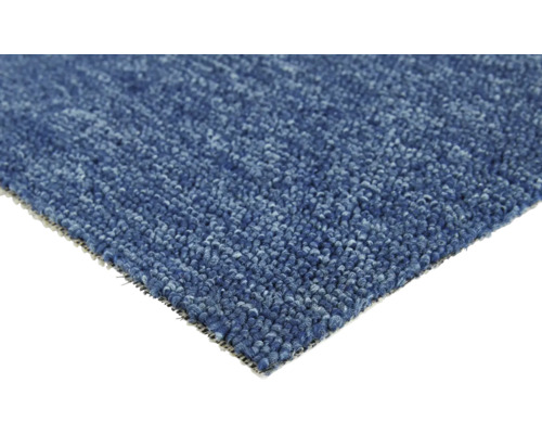 Gedetailleerde close-up van een blauw tapijt met korte pool.