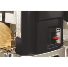 Detailopname schaafmachine met houten werkstuk en instelschaal