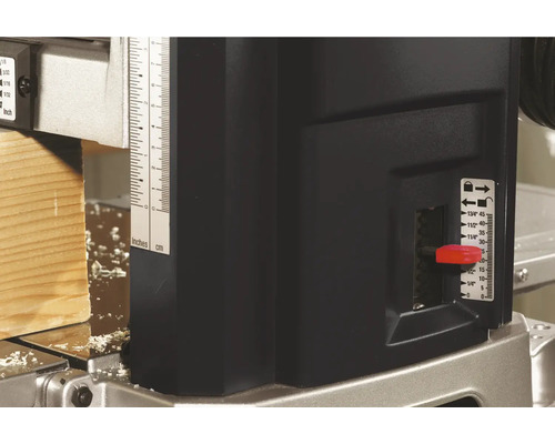 Detailopname schaafmachine met houten werkstuk en instelschaal