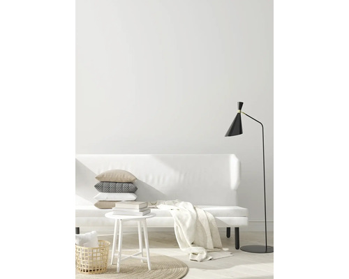 Lichte woonkamer met bank, tafel, lamp en decoratief textiel